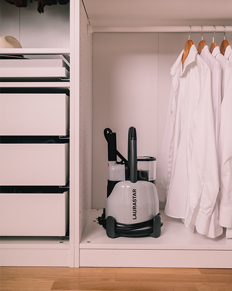 IZZI - Removes wrinkles and refreshes fabrics | Laurastar